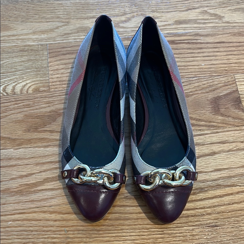 Burberry Women's Checkered Flats with Gold Chain and Burgundy Tips